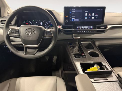 Used 2025 Toyota Sienna XLE w/ XLE Plus Package image 11
