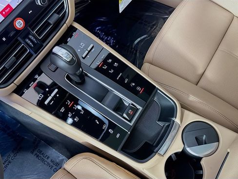 Certified 2025 Porsche Macan AWD/4WD image 22