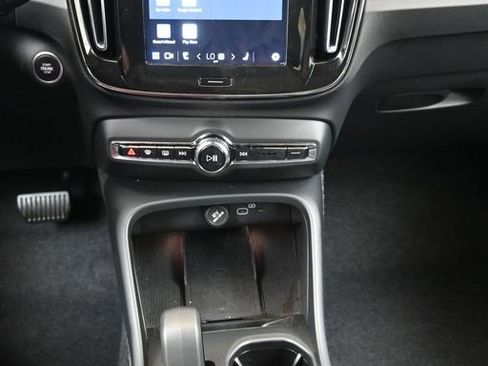 Certified 2025 Volvo XC40 B5 Core image 28