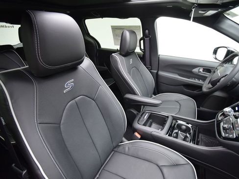 New 2026 Chrysler Pacifica Limited w/ S Appearance Package image 18