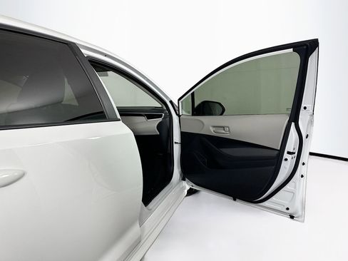 Used 2025 Toyota Corolla LE FWD image 29