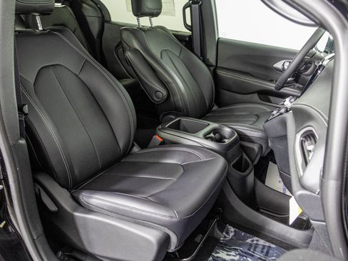 New 2026 Chrysler Pacifica Select AWD/4WD image 44