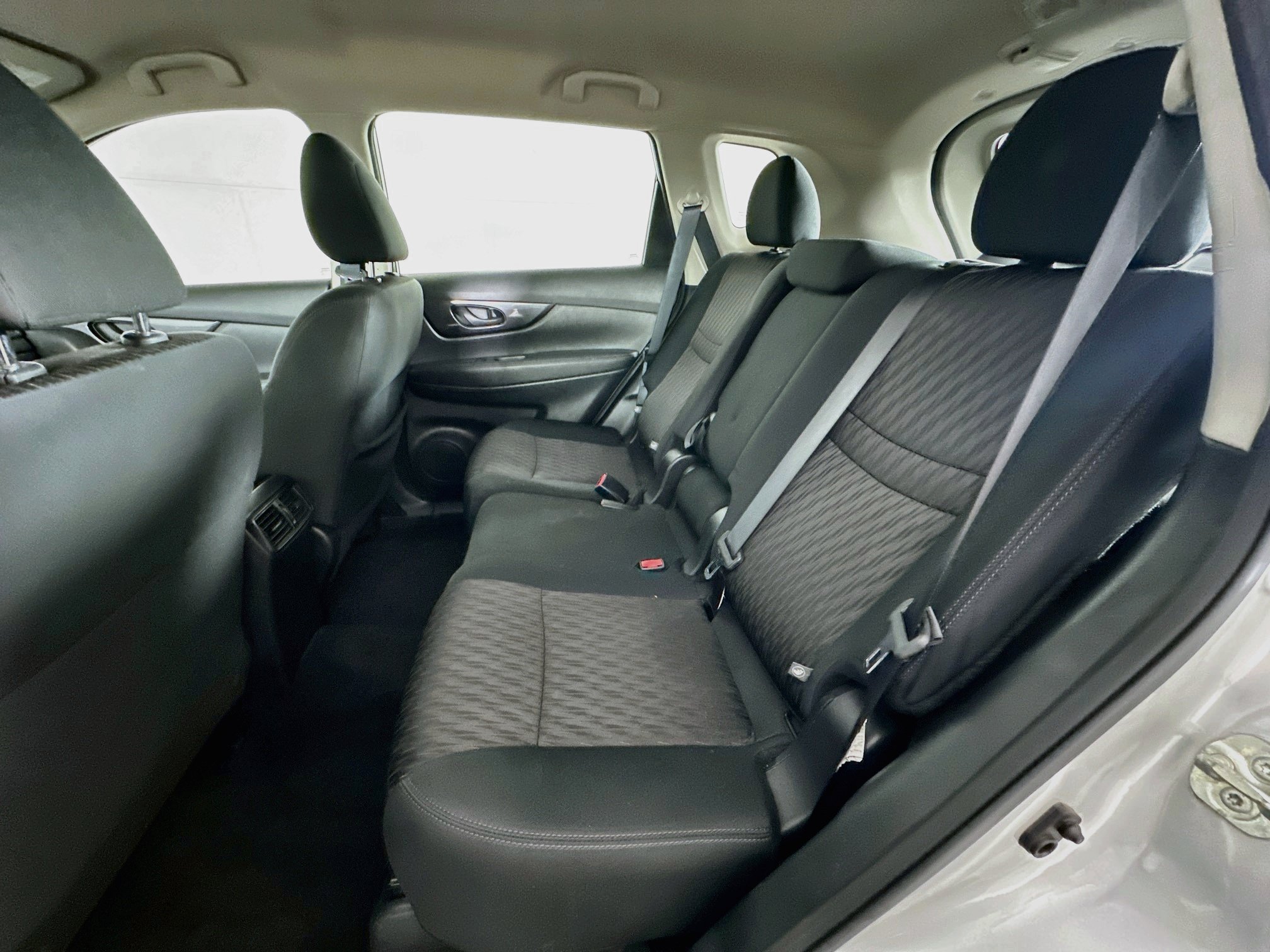 Used 2020 Nissan Rogue S FWD image 27