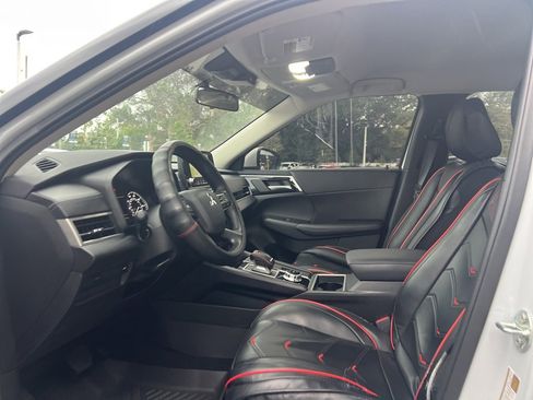 Used 2024 Mitsubishi Outlander FWD image 23