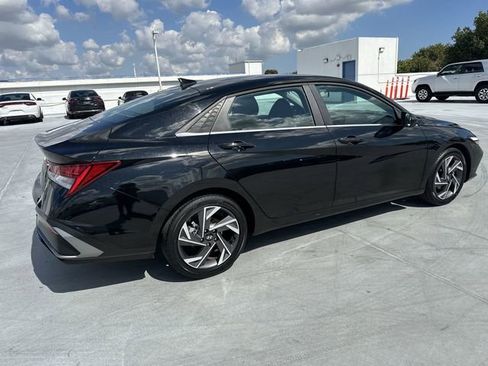 Used 2025 Hyundai Elantra SEL image 29