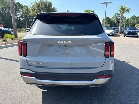 Used 2024 Kia Sorento S w/ Panoramic Sunroof Package FWD image 6