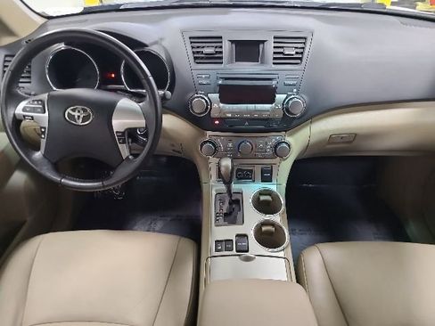 Used 2012 Toyota Highlander SE w/ Tow Pkg AWD/4WD image 2