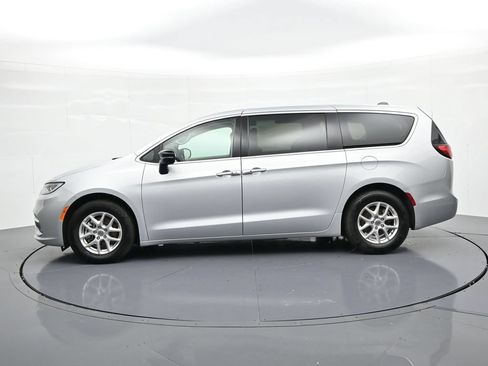 Used 2024 Chrysler Pacifica Touring-L FWD image 9