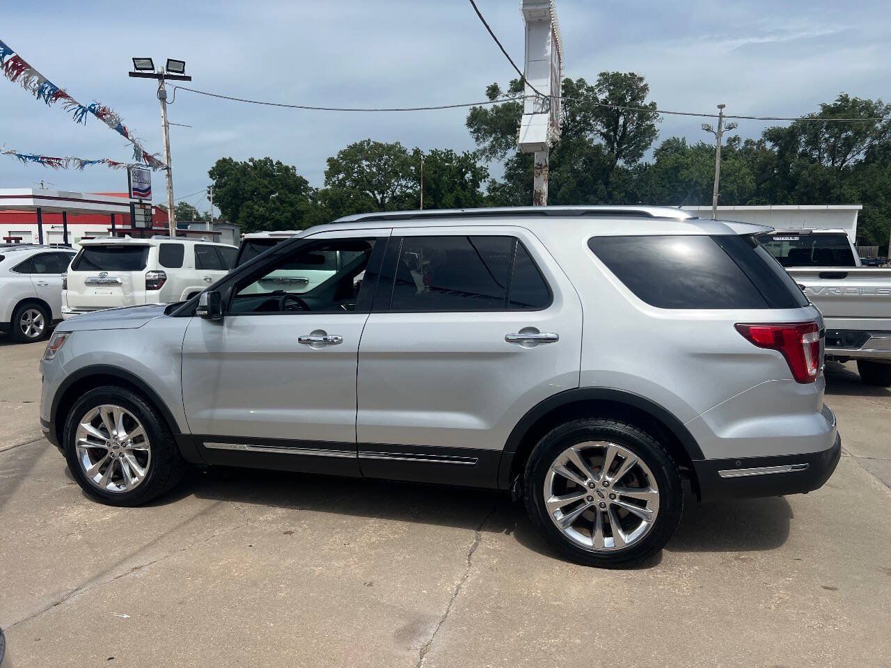 Used 2018 Ford Explorer Limited w/ Equipment Group 301A AWD/4WD image 8