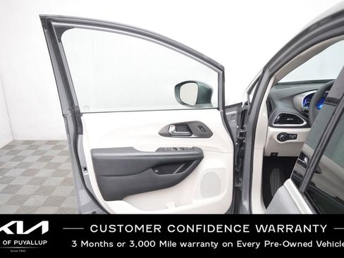 Used 2023 Chrysler Pacifica Touring-L image 9