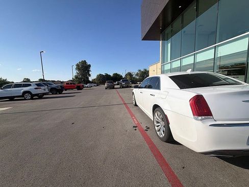 Used 2015 Chrysler 300 C RWD image 14