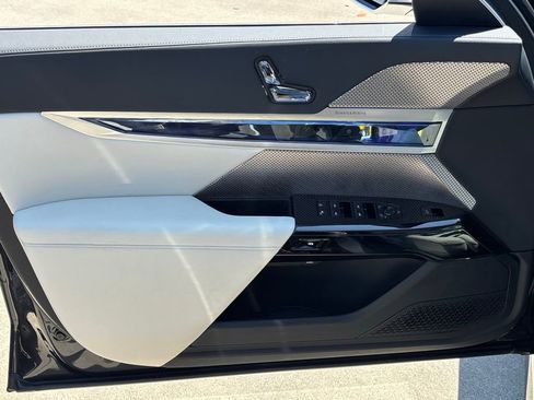 Used 2024 BMW i7 xDrive60 image 10