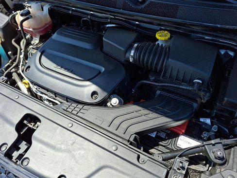 Used 2024 Chrysler Pacifica Touring-L FWD image 27