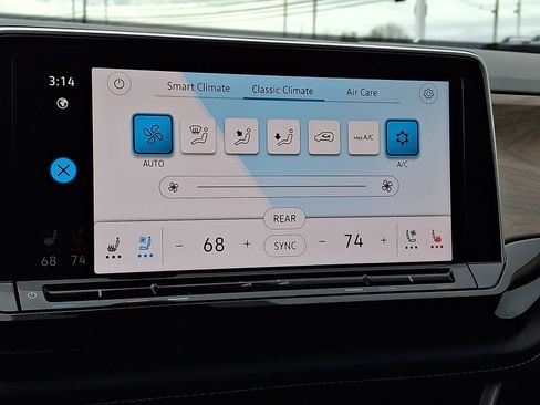 Used 2025 Volkswagen Atlas SE image 19