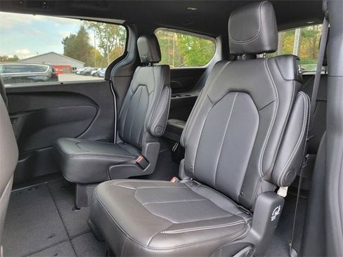New 2026 Chrysler Pacifica Select image 20