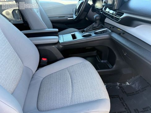 Used 2025 Toyota Sienna LE image 32