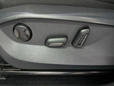 Used 2022 Volkswagen Tiguan SE image 10