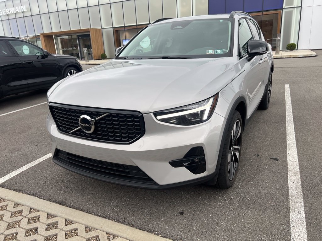 Used 2023 Volvo XC40 B5 Ultimate w/ Climate Package AWD/4WD image 3