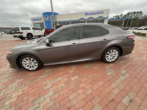 Used 2020 Toyota Camry LE image 31