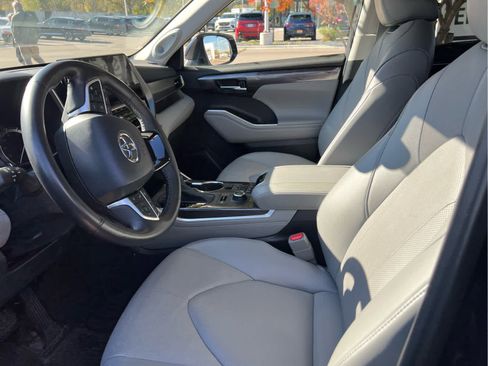 Used 2022 Toyota Highlander Limited image 7