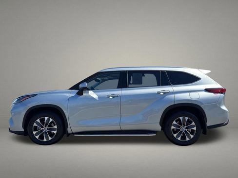Used 2021 Toyota Highlander XLE AWD/4WD image 2