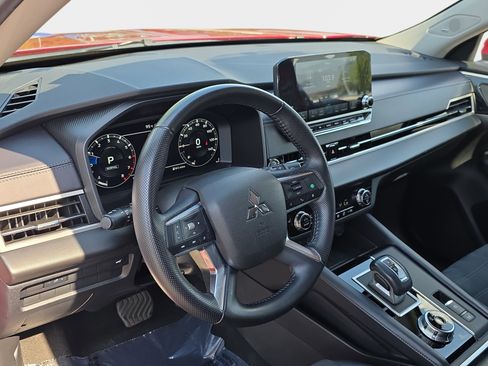 Used 2023 Mitsubishi Outlander SE FWD image 14