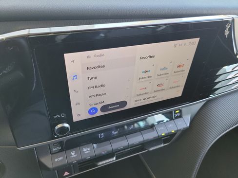 Used 2025 Toyota Camry SE image 11