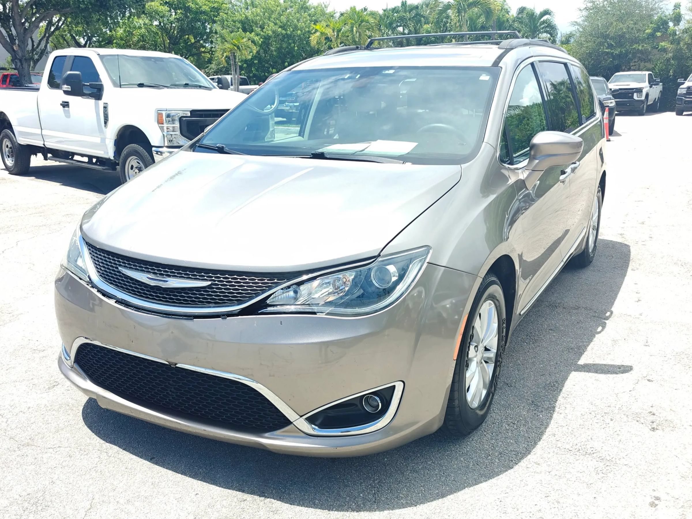 Used 2017 Chrysler Pacifica Touring-L FWD image 3
