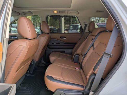 Used 2023 Nissan Pathfinder Platinum w/ Cargo Package image 17