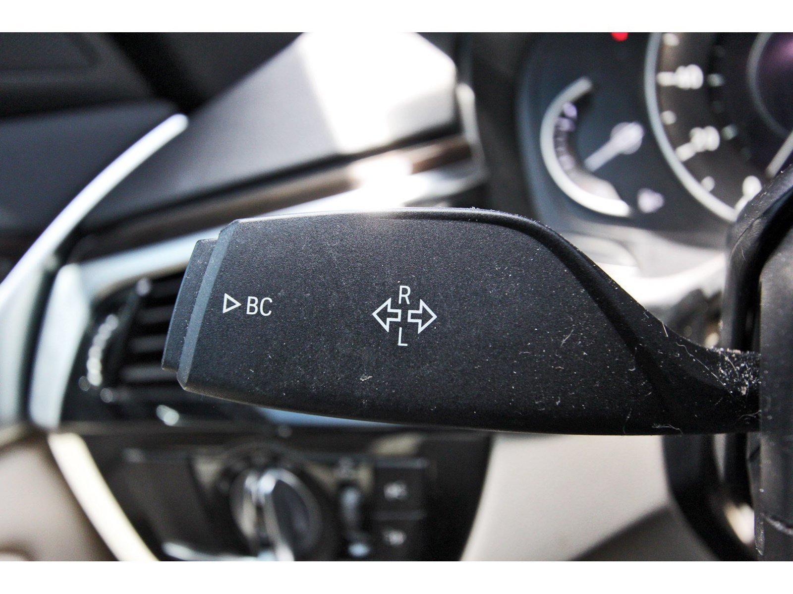 Used 2019 BMW 530e w/ Convenience Package RWD image 17