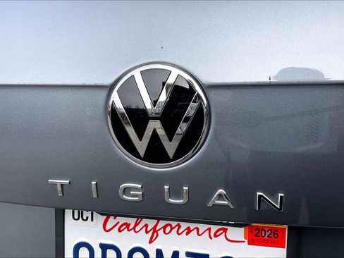 Certified 2022 Volkswagen Tiguan SE R-Line image 7