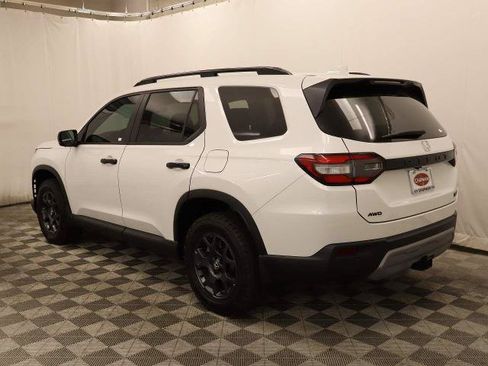 Used 2025 Honda Pilot TrailSport image 2