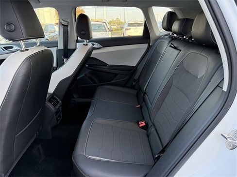 Certified 2025 Volkswagen Taos SE image 26