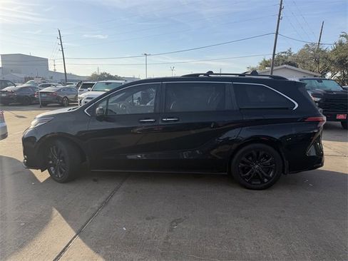 Used 2022 Toyota Sienna XSE image 8