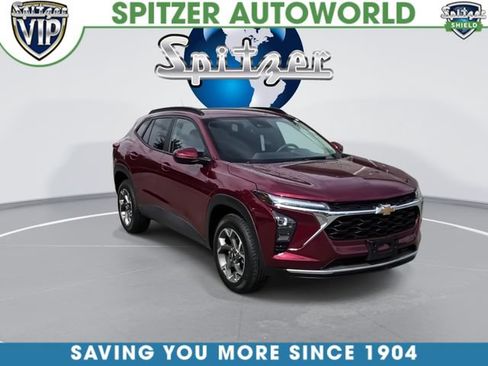 Used 2025 Chevrolet Trax LT FWD image 2