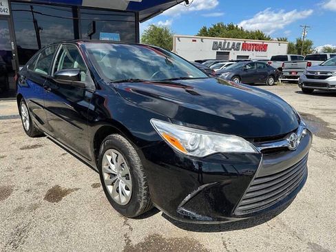 Used 2017 Toyota Camry LE FWD image 3