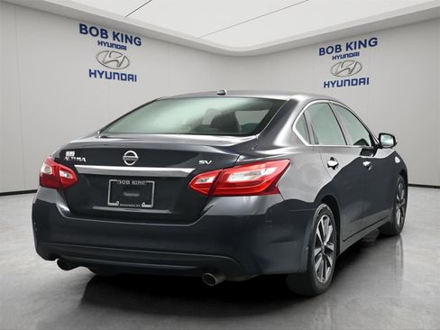 Used 2017 Nissan Altima 2.5 SV w/ Convenience Package FWD image 7