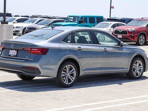 Certified 2023 Volkswagen Jetta SE FWD image 4