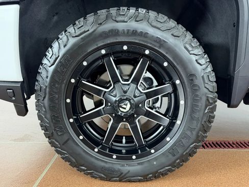 Used 2023 GMC Sierra 2500 AT4 w/ AT4 Premium Plus Package AWD/4WD image 9
