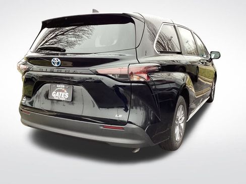 Used 2025 Toyota Sienna LE image 7