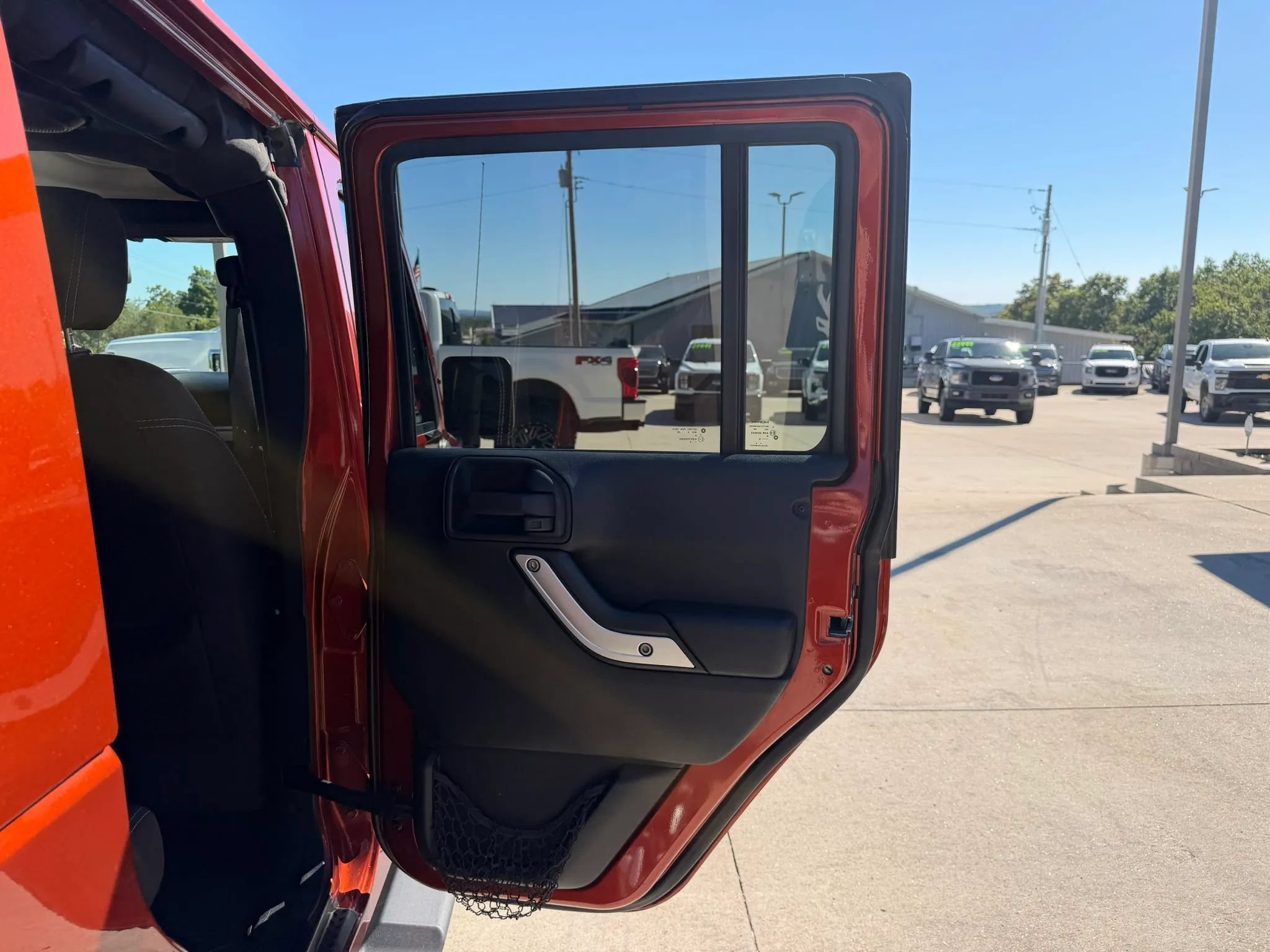 Used 2014 Jeep Wrangler Unlimited Sahara w/ Connectivity Group AWD/4WD image 39