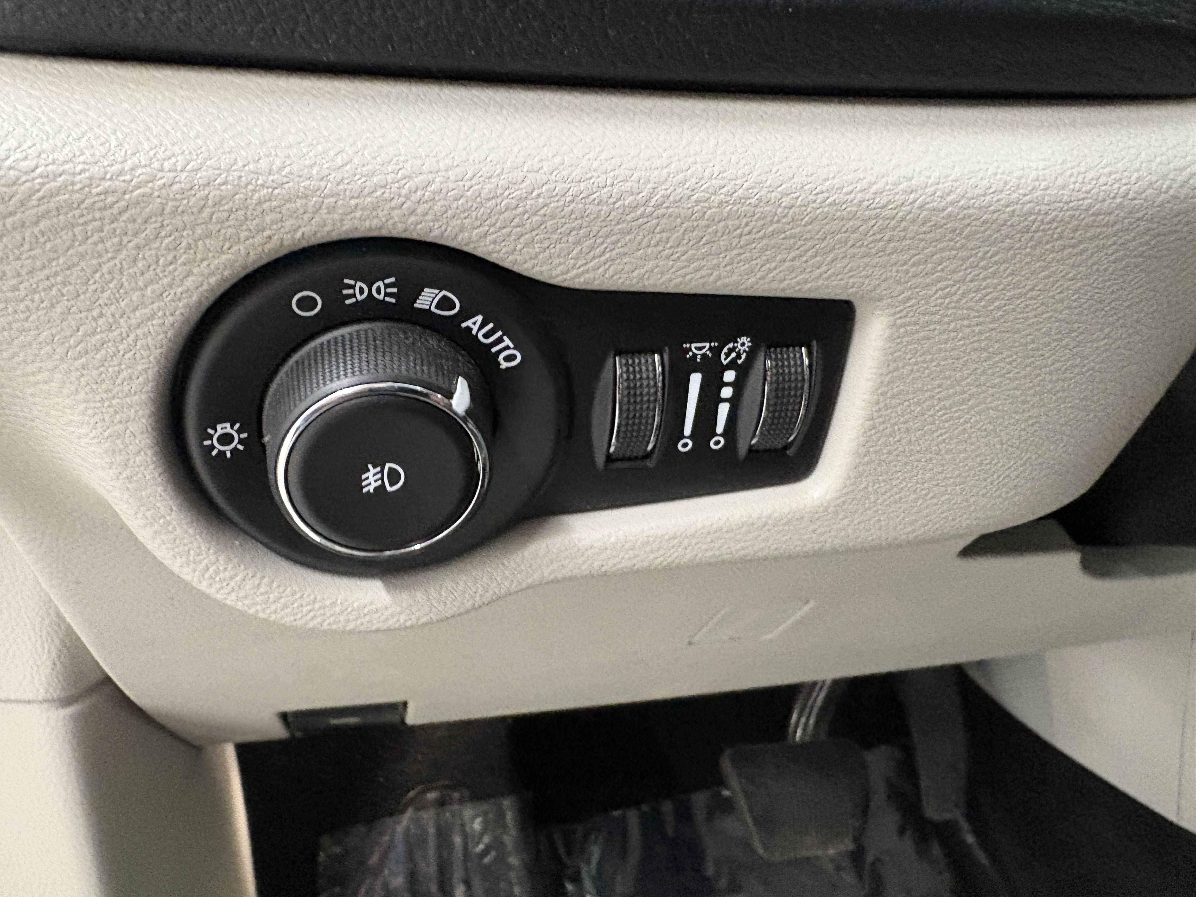 Used 2020 Chrysler Pacifica Limited w/ Advanced Safetytec Group FWD image 21