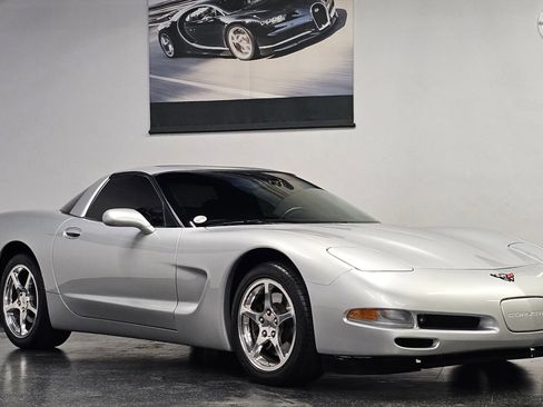 Used 2002 Chevrolet Corvette Coupe w/ Preferred Equipment Group2 image 3