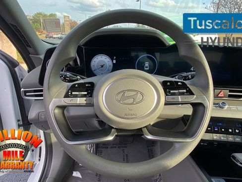 Used 2024 Hyundai Elantra SEL image 17