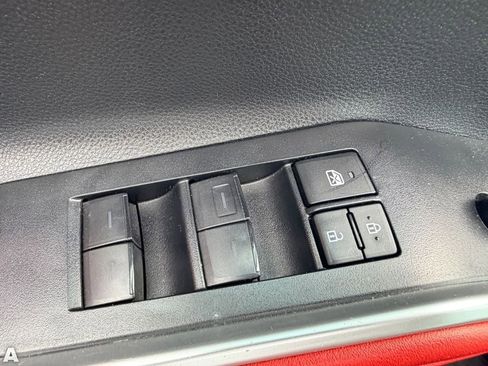 Used 2023 Toyota Highlander XSE FWD image 8