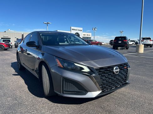 Used 2023 Nissan Altima 2.0 SR image 3