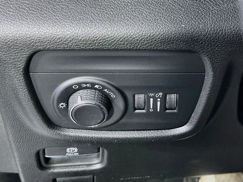 Used 2023 Jeep Grand Cherokee Laredo AWD/4WD image 10