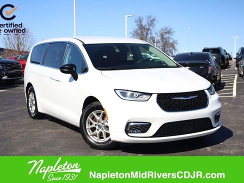 Used 2024 Chrysler Pacifica Touring-L FWD image 1