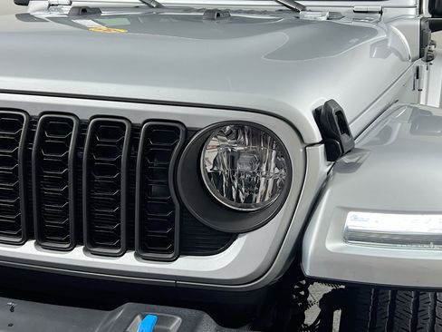 Used 2024 Jeep Wrangler Unlimited image 11