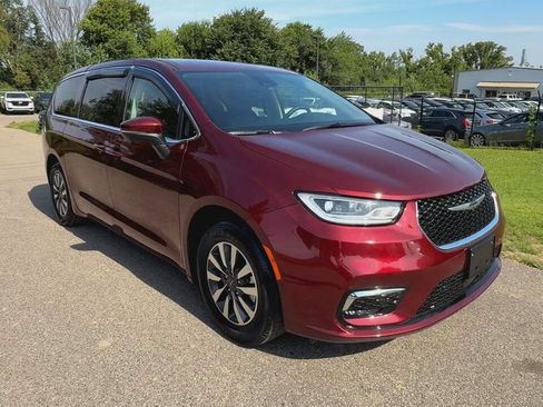 Used 2023 Chrysler Pacifica Touring-L image 6